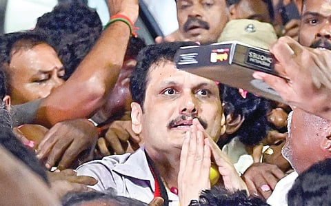 உச்ச நீதிமன்றம் ஜாமீன் வழங்கியதை தொடர்ந்து, சென்னை புழல் சிறையில் இருந்து நேற்று வெளியே வந்த முன்னாள் அமைச்சர் செந்தில் பாலாஜி. படங்கள்: எஸ்.சத்தியசீலன்