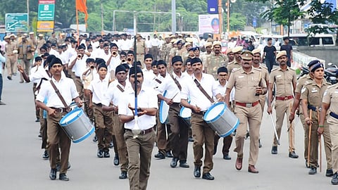 ஆர்எஸ்எஸ் ஊர்வலத்துக்கு அனுமதி கோரும் விண்ணப்பம் மீது நாளைக்குள் பரிசீலனை: போலீஸாருக்கு ஐகோர்ட் உத்தரவு