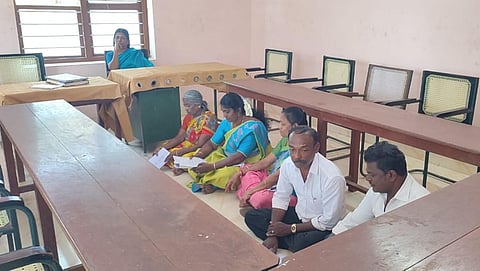 கொட்டாரம் பேரூராட்சி அலுவலகத்தில் கூட்டத்தை புறக்கணித்து உள்ளிருப்ப போராட்டத்தில் ஈடுபட்ட கவுன்சிலர்கள்.