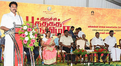 திருச்சி மாவட்ட நிர்வாகம் சார்பில் வெஸ்ட்ரி பள்ளி மைதானத்தில் புத்தகத் திருவிழா அரங்கை ரிப்பன் வெட்டி தொடங்கி வைத்த தமிழக பள்ளிக்கல்வித்துறை அமைச்சர் அன்பில் மகேஸ் பொய்யாமொழி. அருகில் மாவட்ட ஆட்சியர் மா.பிரதீப்குமார். படம்: ர.செல்வமுத்துகுமார்.