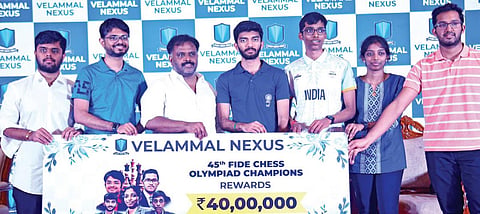 செஸ் ஒலிம்பியாட்டில் தங்கப் பதக்கம் வென்று சாதனை படைத்த குகேஷ், பிரக்ஞானந்தா, வைஷாலி மற்றும் நான்-பிளேயிங் கேப்டன் நாத் நாராயணன், பயிற்சியாளர் அர்ஜூன் கல்யாண் ஆகியோருக்கு நேற்று சென்னையில் பாராட்டு விழா நடத்தப்பட்டது. இதில் அவர்களுக்கு ரூ.40 லட்சம் ஊக்கத் தொகையை வேலம்மாள் பள்ளி தாளாளர்எம்.வி.எம்.வேல் மோகன், துணைத் தாளாளர் ராம் ஆகியோர் வழங்கினார்கள்.