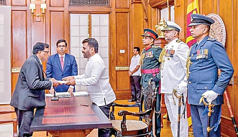 வேதநாயகத்திடம் வடமாகாண ஆளுநருக்கான நியமன ஆணையை வழங்கிய இலங்கை அதிபர் அநுர குமார திசாநாயக்க.