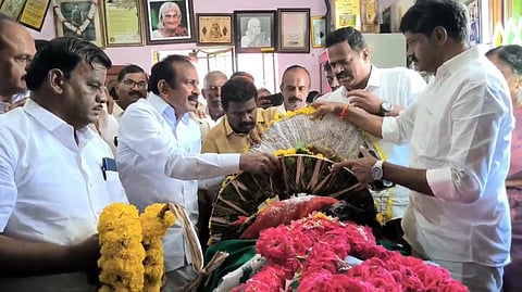 காலமான பாப்பம்மாள் உடலுக்கு அஞ்சலி செலுத்திய அமைச்சர் சு.முத்துசாமி.