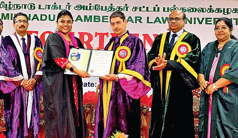 சென்னை பெருங்குடியில் உள்ள தமிழ்நாடு டாக்டர் அம்பேத்கர் சட்டப் பல்கலைக்கழக வளாகத்தில் நேற்று நடைபெற்ற 14-வது பட்டமளிப்பு விழாவில், மாணவிக்கு பட்டம் வழங்குகிறார் ஆளுநர் ஆர்.என்.ரவி. உடன், சென்னை உயர் நீதிமன்ற நீதிபதி டி. கிருஷ்ணகுமார் உட்பட பலர் உள்ளனர்.
