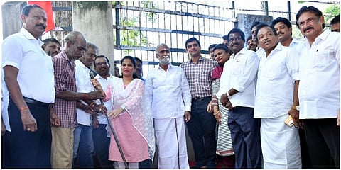 சென்னை துறைமுகம் தொகுதியில் மாநகராட்சி சார்பில் ரூ.6 கோடியில் மேற்கொள்ளப்படும் பல்வேறு திட்டப் பணிகளை அமைச்சர் சேகர்பாபு தொடங்கிவைத்தார். மேயர் பிரியா உள்ளிட்டோர் உடனிருந்தனர்.