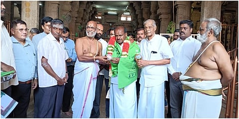 ஸ்ரீரங்கம் ரங்கநாதர் கோயிலில் தரிசனம் செய்ய வந்த மத்திய அமைச்சர் ஹெச்.டி.குமாரசாமியை கோயில் அர்ச்சகர்கள் வரவேற்றனர்.