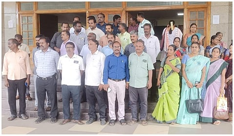 கடலூர்: வட்டாட்சியர், துணை வட்டாட்சியர் பணி இறக்கத்தை எதிர்த்து விடுப்பு எடுத்து ஆட்சியரிடம் மனு