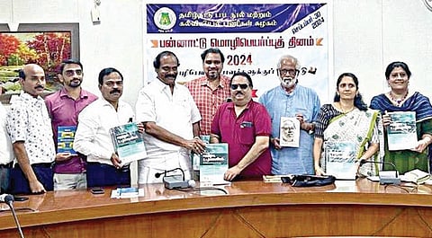 தமிழ்நாடு பாடநூல் கழகத்தில் பன்னாட்டு மொழிபெயர்ப்பு தினம் (செப்.30) நேற்று கொண்டாடப்பட்டது. பாடநூல் கழகத் தலைவர் திண்டுக்கல் ஐ.லியோனி தலைமையில் நடைபெற்ற நிகழ்ச்சியில், பேரறிஞர் அண்ணாவைப் பற்றி ‘இந்து தமிழ் திசை’ பதிப்பகத்தார் வெளியிட்ட ‘மாபெரும் தமிழ்க் கனவு’ நூலை ஆங்கிலத்தில் மொழிபெயர்த்த மூத்த பத்திரிகையாளரும், மொழிபெயர்ப்பாளருமான விஜயசங்கர், கைட்டன் மற்றும் ஹால் எழுதிய ‘மருத்துவ உடற்செயலியல்’ நூலை மொழிபெயர்த்த மருத்துவர்கள் பாலசுப்பிரமணியன், ரூபஸ்ரீ, செந்தில்குமார் உள்ளிட்டோருக்கு பாராட்டு சான்றிதழ் வழங்கப்ப ட்டது. உடன் பாடநூல் கழக மேலாண்மை இயக்குநர் பொ .சங்கர்.