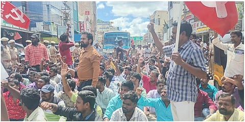 தாங்கள் தொடங்கியுள்ள சிஐடியூ தொழிற்சங்கத்தை அங்கீகரிக்கக் கோரி காஞ்சிபுரம் காந்தி சிலை அருகே சாம்சங் நிறுவன தொழிலாளர்கள் சாலை மறியலில் ஈடுபட்டனர்.