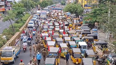 புதுச்சேரியில் ஆட்டோக்கள் ஸ்டிரைக்: தொழிலாளர்கள் சீருடையுடன் ஊர்வலம்