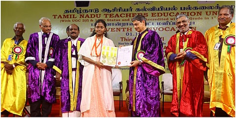 பிஎட் படிப்பில் அனைத்துப் பாடங்களிலும் முதலிடம் பெற்ற தேனி செயின்ட் ஆன்ஸ் கல்வியியல் கல்லூரி மாணவி பிருந்தாவுக்கு ஆளுநர் ஆர்.என்.ரவி பதக்கங்களை அணிவித்து பட்டத்தை வழங்கினார். அருகில், என்சிடிஇ தலைவர் பங்கஜ் அரோரா உள்ளிட்டோர் | படம்:ம.பிரபு.