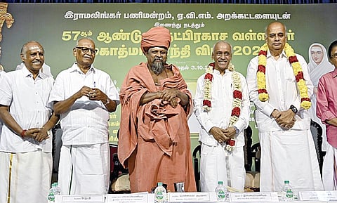 ராமலிங்கர் பணிமன்றம், ஏ.வி.எம். அறக்கட்டளையுடன் இணைந்து நடத்திய 57-ம் ஆண்டு அருட்பிரகாச வள்ளலார் - மகாத்மா காந்தி விழா சென்னை ராஜா அண்ணாமலை புரத்தில் நேற்று தொடங்கியது. இதில் உச்ச நீதிமன்ற ஓய்வுபெற்ற நீதிபதி வி.ராமசுப்பிரமணியம், ராமலிங்கர் பணிமன்ற தலைவர் ம.மாணிக்கம், தவத்திரு பொன்னம்பல அடிகளார், கவிஞர் சிற்பி பாலசுப்பிரமணியம், கலைமாமணி டி.கே .எஸ்.கலை வாணன் கிருங்கை சே துபதி உள்ளிட்டோர் கலந்து கொண்டனர். | படம்: ம.பிரபு |