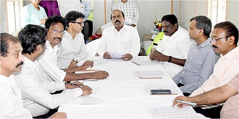டெல்லியில் உள்ள பொதிகை இல்ல கூட்டரங்கில் அமைச்சர் எ.வ.வேலு தலைமையில் ஆய்வுக் கூட்டம் நடந்தது.