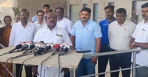 திருச்சி விமான நிலையத்தில் தமிழக உயர் கல்வித்துறை அமைச்சர் கோ.வி.செழியன் செய்தியாளர்களைச் சந்தித்தார்.