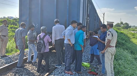 மீஞ்சூர் அருகே சரக்கு ரயிலில் இணைப்பு கொக்கி உடைந்து இன்ஜின், பெட்டி கழன்றது - 2 மணி நேரம் சேவை பாதிப்பு