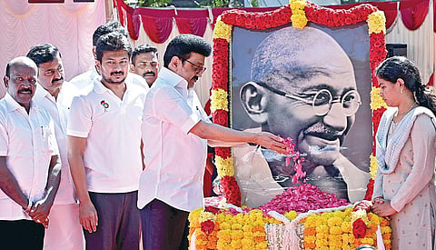 மகாத்மா காந்தியடிகளின் பிறந்த நாளை ஒட்டி, சென்னை எழும்பூர் அரசு அருங்காட்சியக வளாகத்தில் வைக்கப்பட்டிருந்த அவரது படத்துக்கு முதல்வர் மு.க.ஸ்டாலின் மலர்தூவி மரியாதை செலுத்தினார். துணை முதல்வர் உதயநிதி, அமைச்சர்கள் மு.பெ.சாமிநாதன், மா.சுப்பிரமணியன், மேயர் பிரியா உள்ளிட்டோர் உடனிருந்தனர். | படங்கள்: எஸ்.சத்தியசீலன் |
