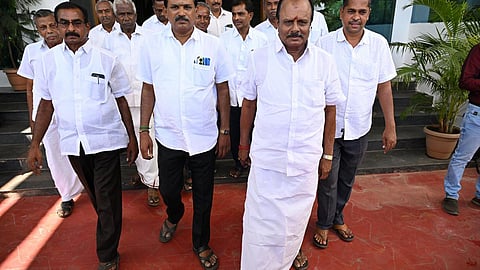 தேசிய நெடுஞ்சாலைகளில் சரக்கு லாரிகளின் மீது ஏறி பொருட்கள் திருட்டு: டிஜிபியிடம் லாரி உரிமையாளர்கள் புகார்