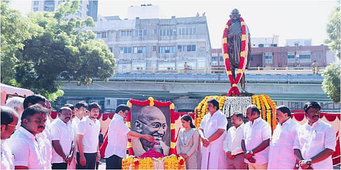 சென்னை எழும்பூர் அரசு அருங்காட்சியக வளாகத்தில் காந்தியடிகளின் உருவப்படத்துக்கு தமிழக முதல்வர் மு.க.ஸ்டாலின் மலர்தூவி மரியாதை செலுத்தினார்.