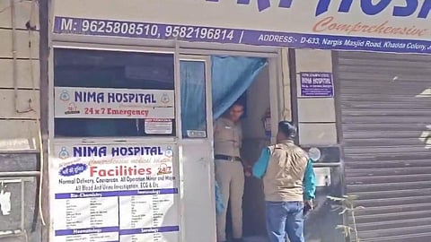 டெல்லியில் நோயாளி போல் சென்று மருத்துவரை சுட்டுக்கொன்ற இளைஞர்கள்: மத்திய அரசுக்கு ஆம் ஆத்மி கண்டனம்