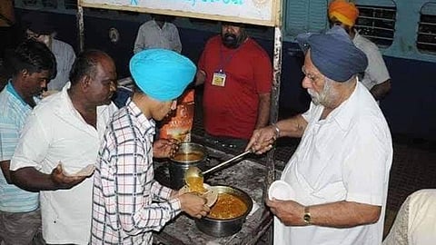 அமிர்தசரஸ் - நான்டெட் வரை செல்லும் சச்கண்ட் விரைவு ரயிலில் 29 ஆண்டாக இலவச உணவு