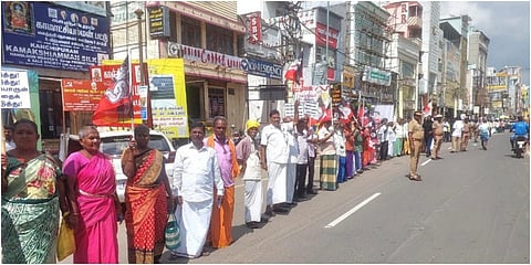 சொத்து வரி உயர்வைக் கண்டித்து அதிமுக சார்பில் காஞ்சிபுரம் காந்தி வீதியில் மனித சங்கிலி போராட்டம் நடைபெற்றது.