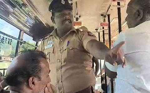 சாம்சங் தொழிலாளர்களை மடக்கி சோதனை நடத்திய போலீஸார்.