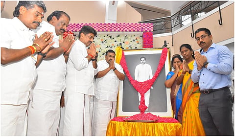 மாலை அணிவித்து மரியாதை