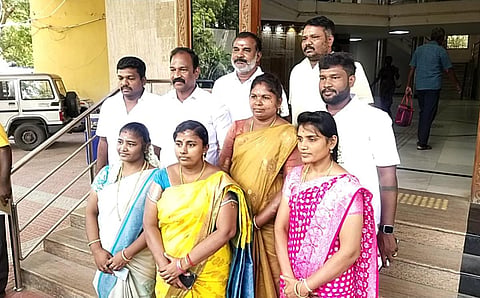 திசையன்விளை பேரூராட்சி தலைவருக்கு எதிரான நம்பிக்கையில்லா தீர்மானம் தோற்றதாக அறிவிக்க கோரி அதிமுக கவுன்சிலர்கள் மனு