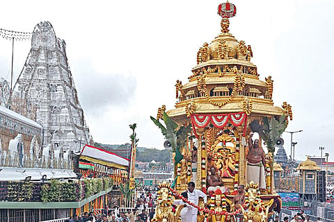 திருப்பதி பிரம்மோற்சவத்தில் 6-ம் நாளான நேற்று மாலை தங்க ரதத்தில் மலையப்பர் உலா வந்து பக்தர்களுக்கு அருள் பாலித்தார்.