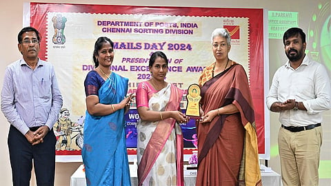சென்னையில் நடந்த விழாவில் தமிழ்நாடு வட்ட தலைமை அஞ்சல் துறை தலைவர் மரியம்மா தாமஸ் பங்கேற்று ஊழியர்களுக்கு விருதுகளை வழங்கினார். படம்: எஸ்.சத்தியசீலன்