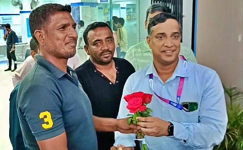 அல்தாஃப் பாஷா நேற்று வயநாட்டில் உள்ள எஸ்பிஐ வங்கிக்கு சென்று பரிசு அறிவிக்கப்பட்ட லாட்டரி சீட்டை காட்டி, பரிசுத் தொகையை கோரினார். அவருக்கு வங்கி அதிகாரிகள் ரோஜாக்களை வழங்கி வாழ்த்தினர்.