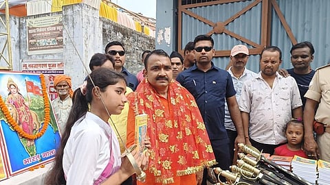 பிஹாரில் துர்கா பூஜை பந்தல்களில் வாள் வழங்கிய பாஜக எம்எல்ஏ: ஆதரவும் எதிர்ப்பும்