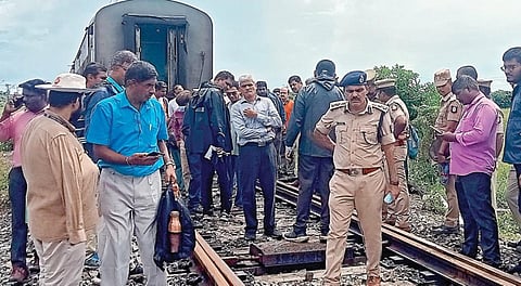 கும்மிடிப்பூண்டி அருகே விபத்து ஏற்பட்ட இடத்தில் ஆய்வு செய்த தெற்கு ரயில்வே பாதுகாப்பு ஆணையர் ஏ.எம்.சவுத்ரி.