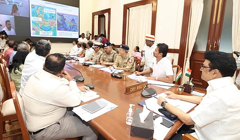 வடகிழக்குப் பருவமழை தொடர்பாக சென்னை தலைமைச் செயலகத்தில் தமிழக முதல்வர் மு.க.ஸ்டாலின் அனைத்து துறை அலுவலர்களுடன் ஆலோசனை மேற்கொண்டார்.