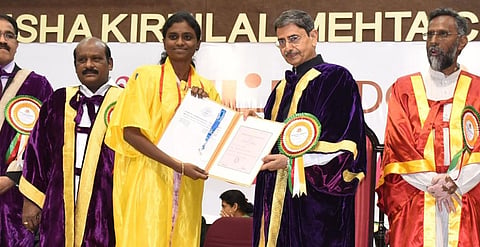 கோவை பாரதியார் பல்கலைக்கழகத்தில் நடைபெற்ற பட்டமளிப்பு விழாவில் மாணவிக்கு பட்ட சான்றிதழை வழங்கும் ஆளுநர் ஆர்.என்.ரவி. உடன் உயர்கல்வித்துறை அமைச்சர் கோவி.செழியன், கூடுதல் தலைமைச் செயலர் கோபால் உள்ளிட்டோர். படம்:ஜெ.மனோகரன்.