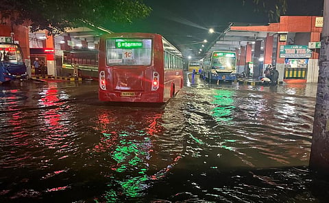 கோவை சிங்காநல்லூர் பேருந்து நிலையத்தில் குளம் போல் தேங்கிக் காணப்படும் மழைநீர். படம்: ஜெ.மனோகரன்