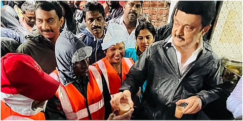 ஆய்வின்போது பெரம்பூர் பகுதியில் தூய்மைப் பணியாளர்களுக்கு தமிழக முதல்வர் மு.க.ஸ்டாலின் அருகில் உள்ள தேநீர் கடையில் தேநீர் வாங்கிக் கொடுத்து உற்சாகப்படுத்தினார்.