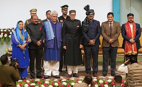 ஜம்மு காஷ்மீர் துணைநிலை ஆளுநருடன் உமர் அப்துல்லா தலைமையிலான புதிய அமைச்சரவை