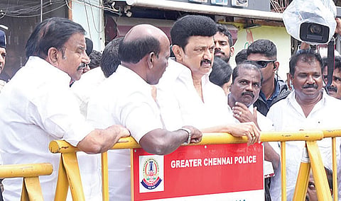 சென்னை நாராயணபுரம் ஏரியில் நடைபெற்று வரும் தூர்வாரும் பணிகளை நேற்று பார்வையிட்ட முதல்வர் மு.க.ஸ்டாலின். உடன், அமைச்சர்கள் கே.என்.நேரு, மா.சுப்பிரமணியன், எம்.பி., எம்எல்ஏக்கள் மற்றும் அதிகாரிகள்.