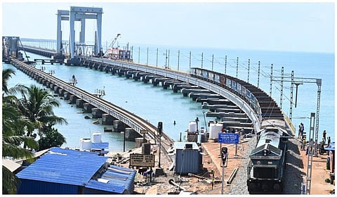 சரக்கு ரயிலை இயக்கி சோதனை ஓட்டம்