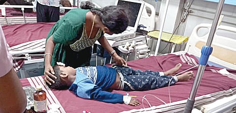 ரயிலில் படுக்கை பலகை கொக்கி அறுந்து விழுந்ததில் காயமடைந்து, மதுரை அரசு மருத்துவமனையில் சிகிச்சை பெற்ற சிறுவன்.
