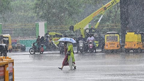 காற்றழுத்த தாழ்வு மண்டலம் புதுச்சேரி - நெல்லூர் இடையே கரையை கடந்தது: இன்று 6 மாவட்டங்களில் கனமழை வாய்ப்பு
