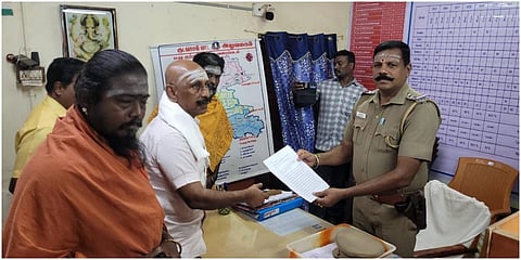 திருவாரூர் மாவட்டம் தீபநாயகர் கோயில் செப்புத் திருமேனி, அமெரிக்காவில் ரூ.2.34 கோடிக்கு விற்கப்பட்டதாகக் கூறி பொன்.மாணிக்கவேல் குடவாசல் காவல் நிலையத்தில் புகார் அளித்தார்.