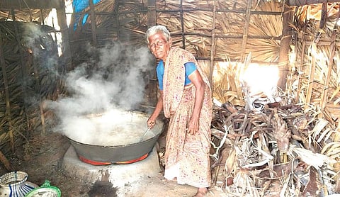 சாயல்குடி அருகே எஸ்.இலந்தைக்குளம் கிராமத்தில் கருப்பட்டி தயாரிக்க பதனீரை காய்ச்சும் மூதாட்டி.