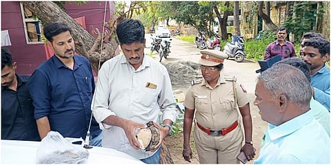 மாமல்லபரத்தில் மர்மபொருள் வெடித்த கட்டிடத்திலிருந்து கைப்பற்றப்பட்ட வெடித்து சிதறிய நாட்டு வெடிகுண்டின் பாகங்களை தடயவியல் நிபுணர்கள் ஆய்வு செய்தனர்.