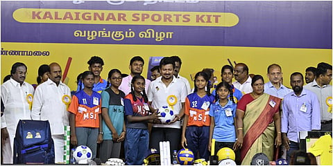 திருவண்ணாமலையில் நடைபெற்ற விழாவில் வீரர், வீராங்கனைகளுக்கு கலைஞர் விளையாட்டு உபகரணங்களை துணை முதல்வர் உதயநிதி ஸ்டாலின் வழங்கினார். படம் - சி.வெங்கடாஜலபதி.