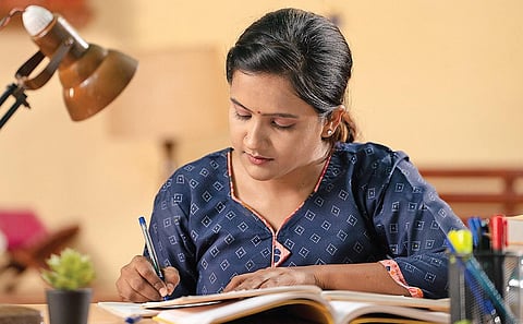 கேளாய் பெண்: பத்தாம் வகுப்பில் நல்ல மதிப்பெண் வாங்குவாளா மகள்?