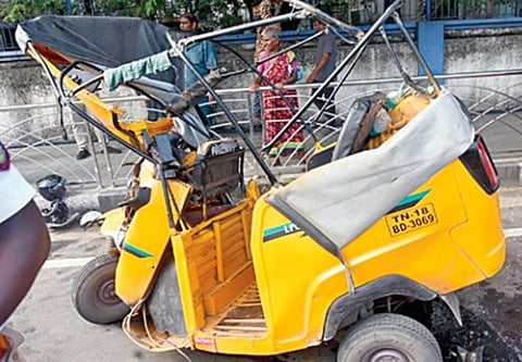கார் மோதிய விபத்தில் உருக்குலைந்து காணப்படும் ஆட்டோ.