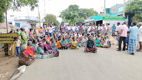 சிட்கோ பிரச்சினை: கோவில்பட்டி அருகே கிராம மக்கள் மறியல், கடை அடைப்பு