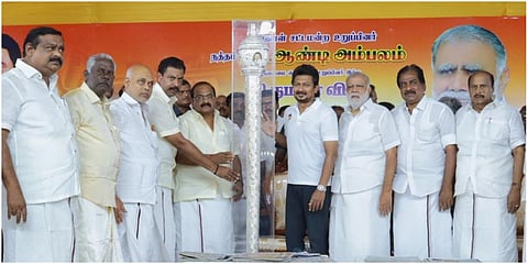 நத்தத்தில் நடந்த திருமண நிகழ்ச்சியில் துணை முதல்வர் உதயநிதி ஸ்டாலினுக்கு அமைச்சர்கள் இ.பெரியசாமி, அர.சக்கரபாணி மற்றும் எம்எல்ஏ இ.பெ.செந்தில்குமார் செங்கோல் வழங்கினர். | படம் நா.தங்கரத்தினம்.